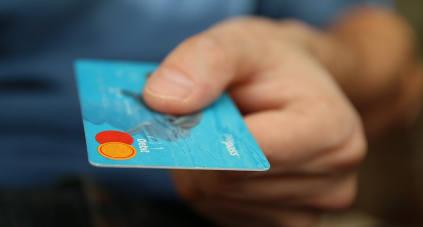 Chiếc thẻ cash back dần trở thành dịch vụ quen thuộc với người tiêu dùng.